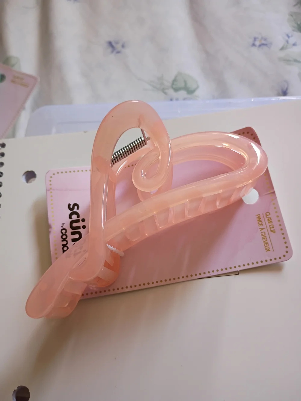 scünci blush pink oversized hair claw clip